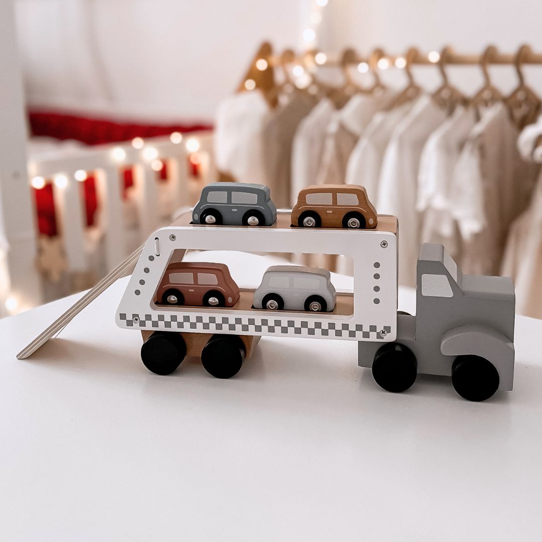 Puinen kuorma-auton perävaunu, jossa on 4 autoa