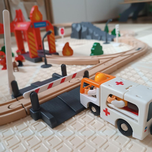 Puinen rautatie, akkujuna - Palokunta, raiteet, autot, sillat, puomi