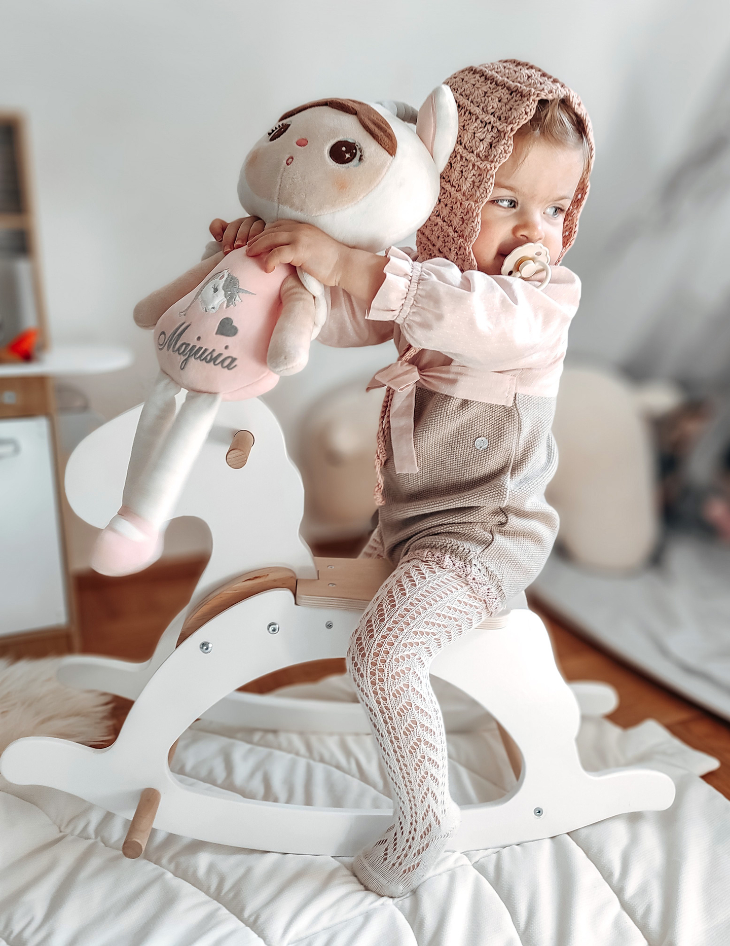 Puinen keinuhevonen - valkoinen - alkaen 12 kuukautta.