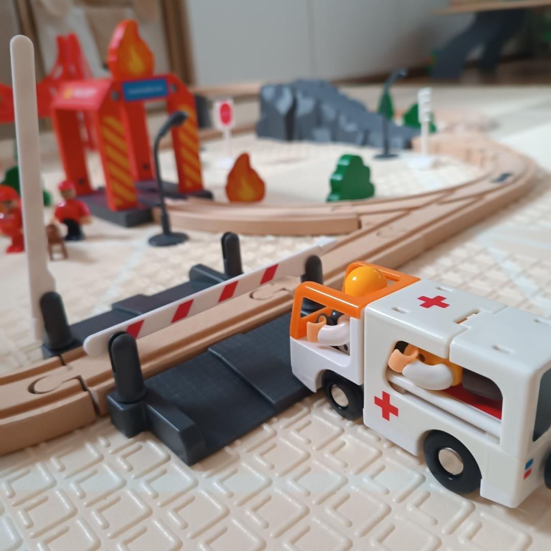 Puinen rautatie, akkujuna - Palokunta, raiteet, autot, sillat, puomi