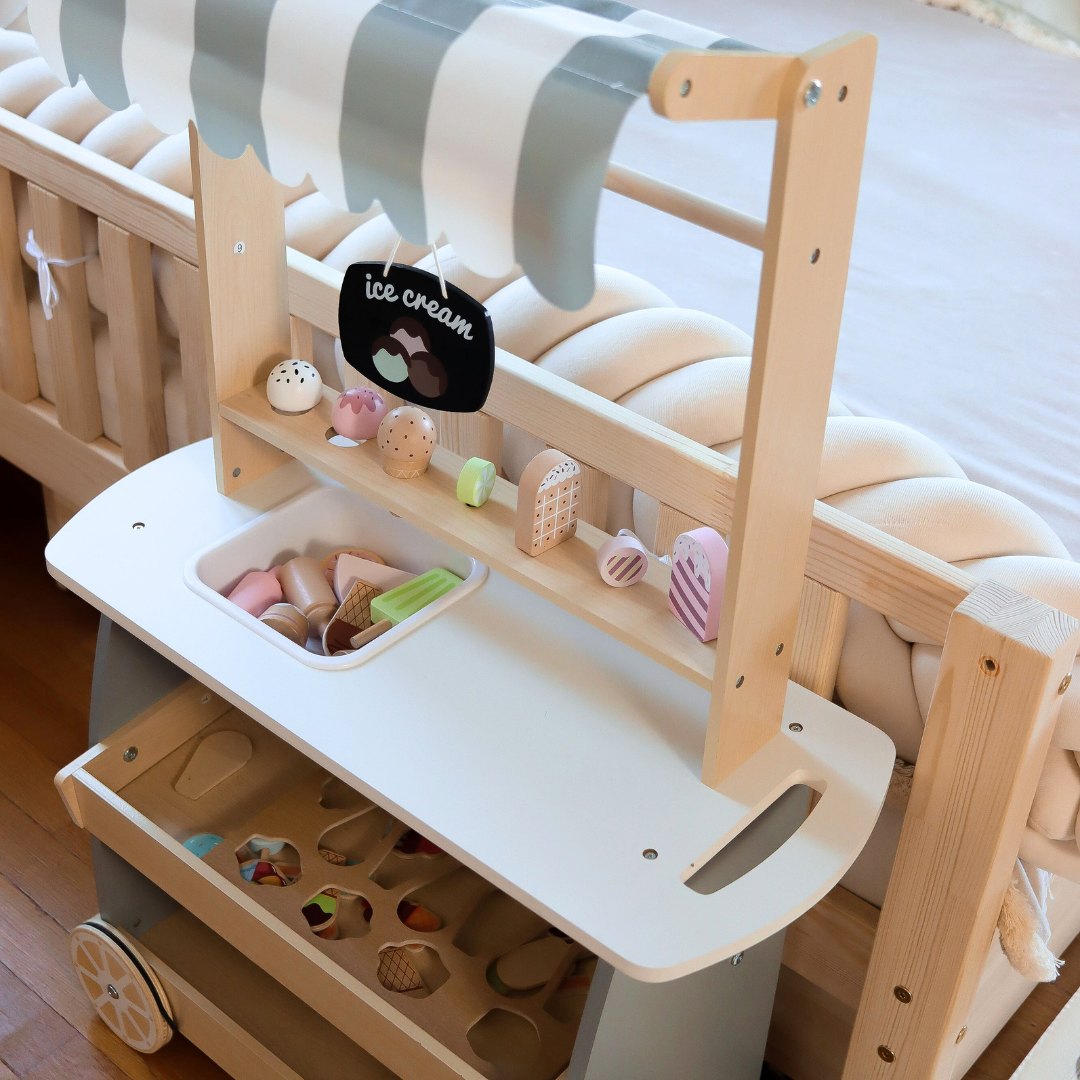 Puinen jäätelöbaari pyörillä - jäätelövaunu - jäätelövaunu