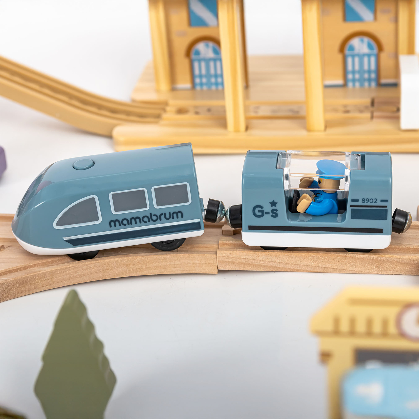 Puinen kaupungin rautatie sähköjunalla - liikkuva nosturi, laiva, sillat