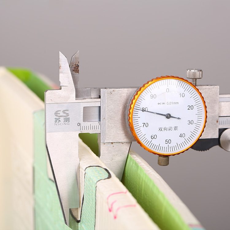 Kaksipuolinen vaahtomuovimatto XXL - kokoontaitettava 1 CM (metsä nallella ja hevosilla)