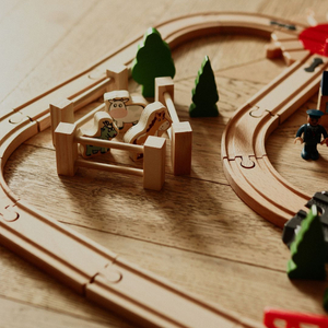 Puinen rautatie, akkujuna - Kaupunki: raiteet, autot, silta, lentokenttä