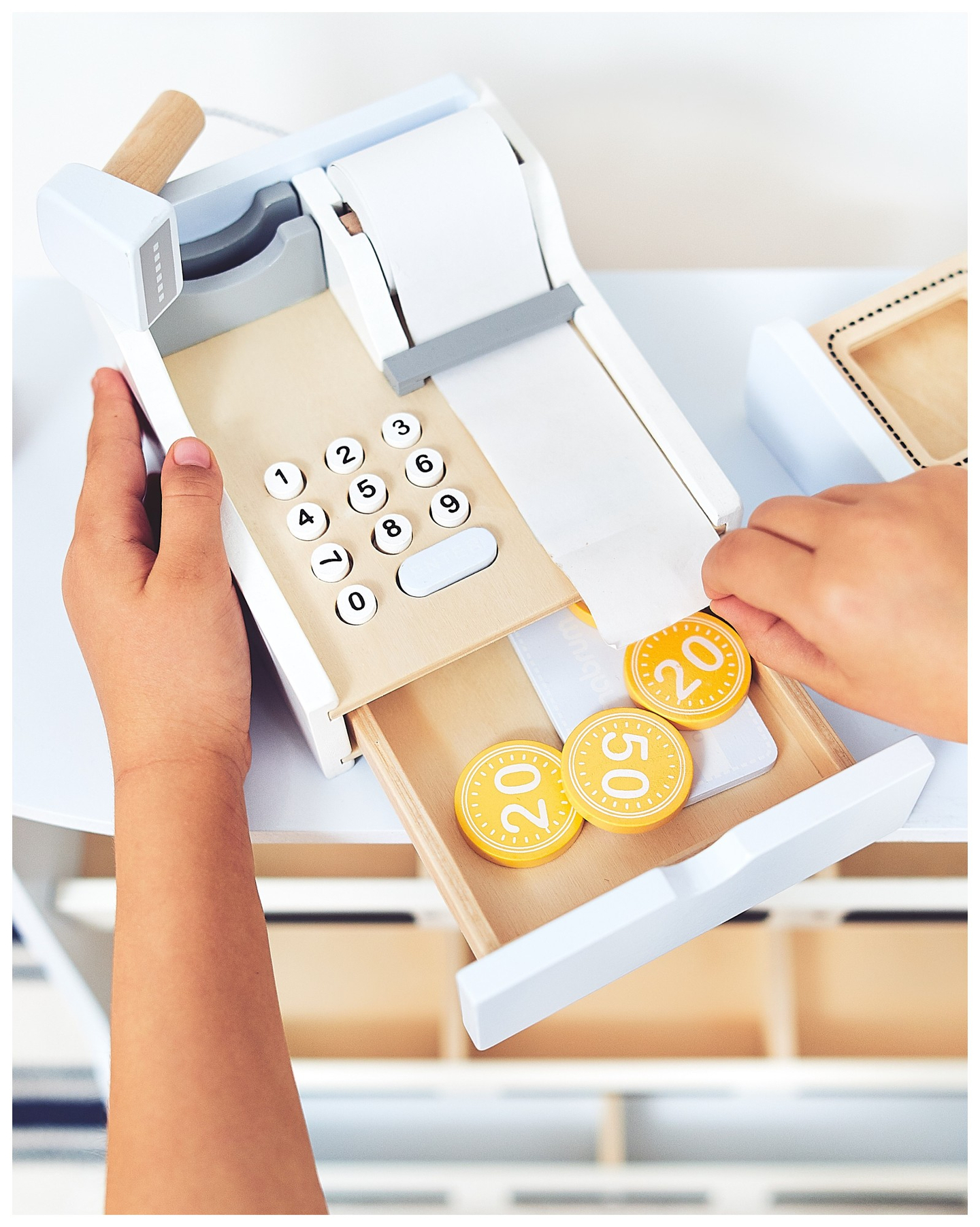 Vihanneskauppa - puinen koju, jossa on laatikoita, kassakone ja terminaali