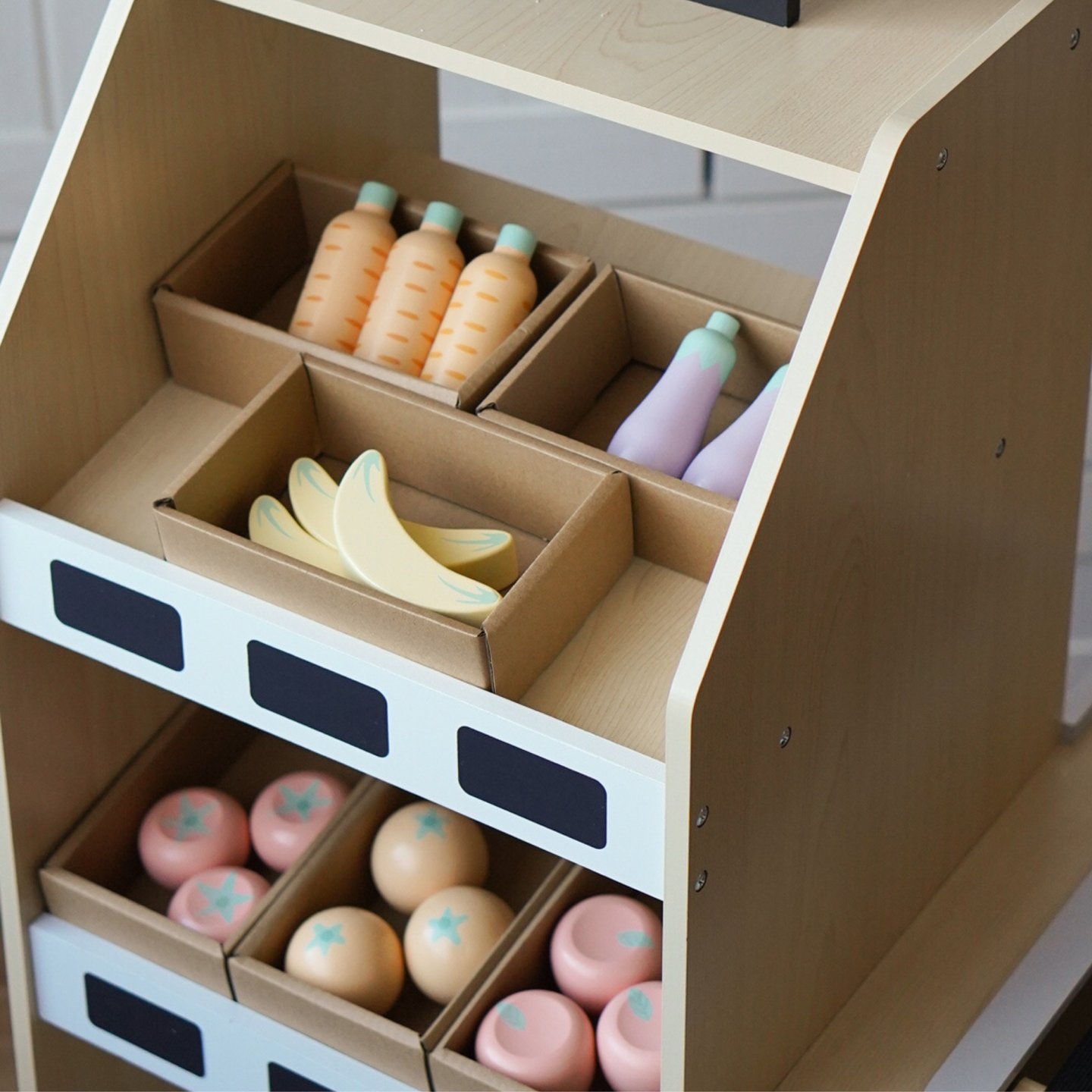 Puinen vihannesmarkkinat - suuri XXL-koju, myymälä, jossa on leikkikassakone