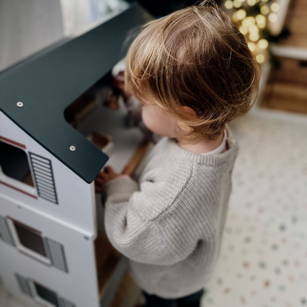 Valkoinen puinen nukkekoti tarvikkeineen 18 kpl.