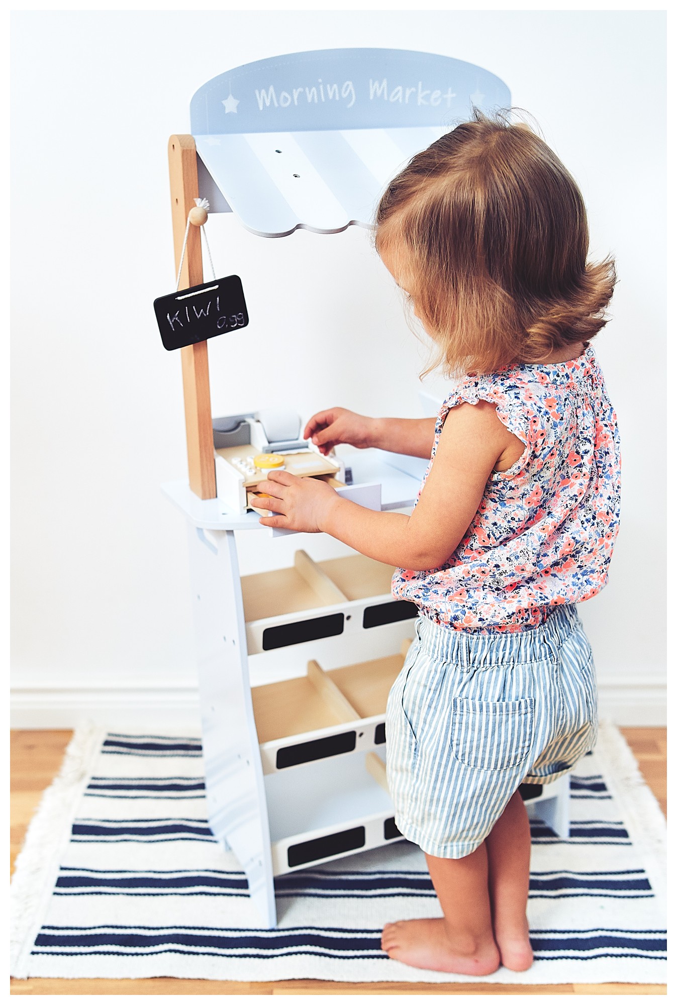 Vihanneskauppa - puinen koju, jossa on laatikoita, kassakone ja terminaali