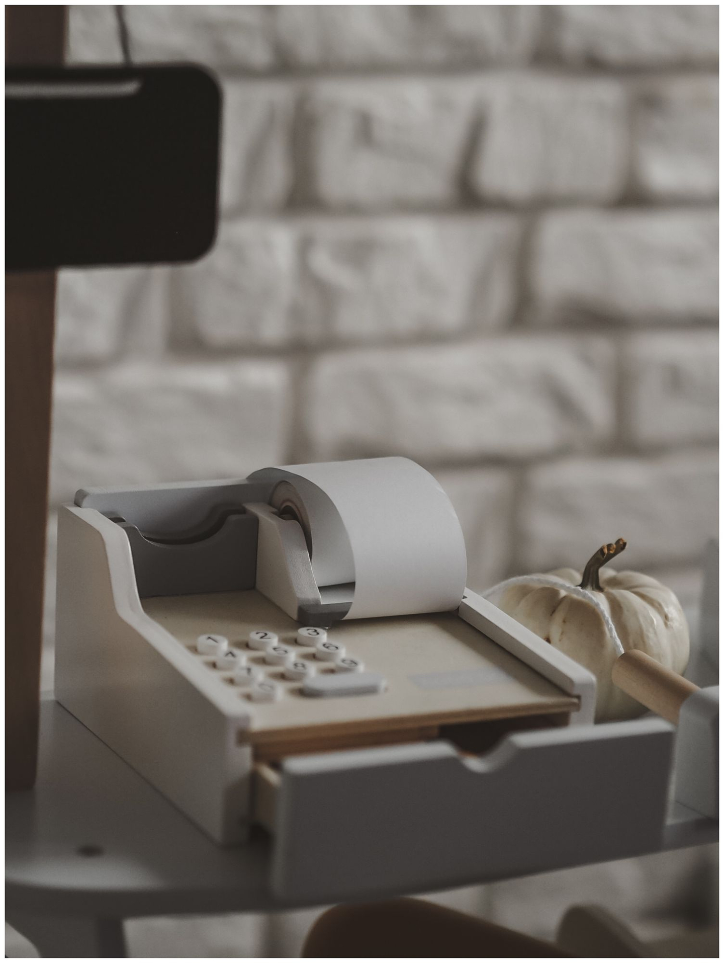 Vihanneskauppa - puinen koju, jossa on laatikoita, kassakone ja terminaali