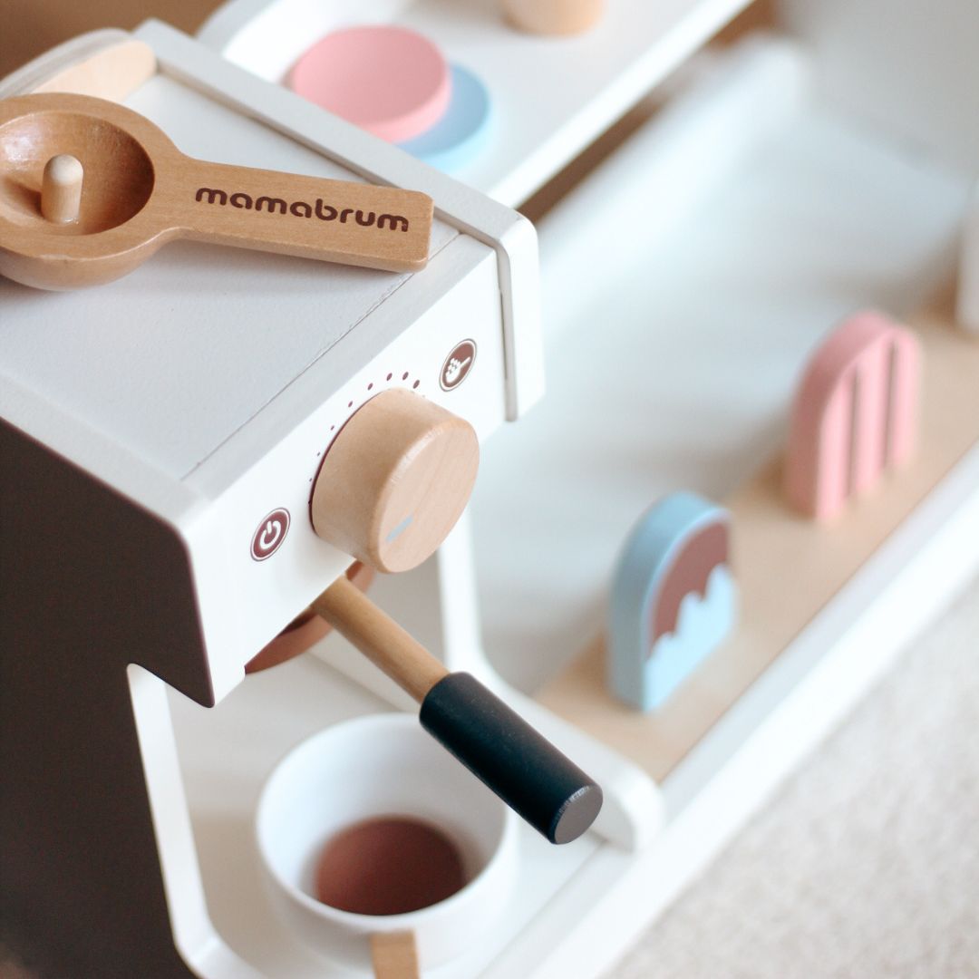 Puinen jäätelöbaari kahvinkeittimellä - kahvila tarvikkeineen