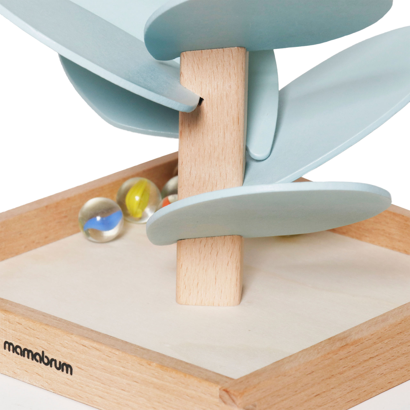 Puinen kulodromi - äänipuu pallojen kanssa