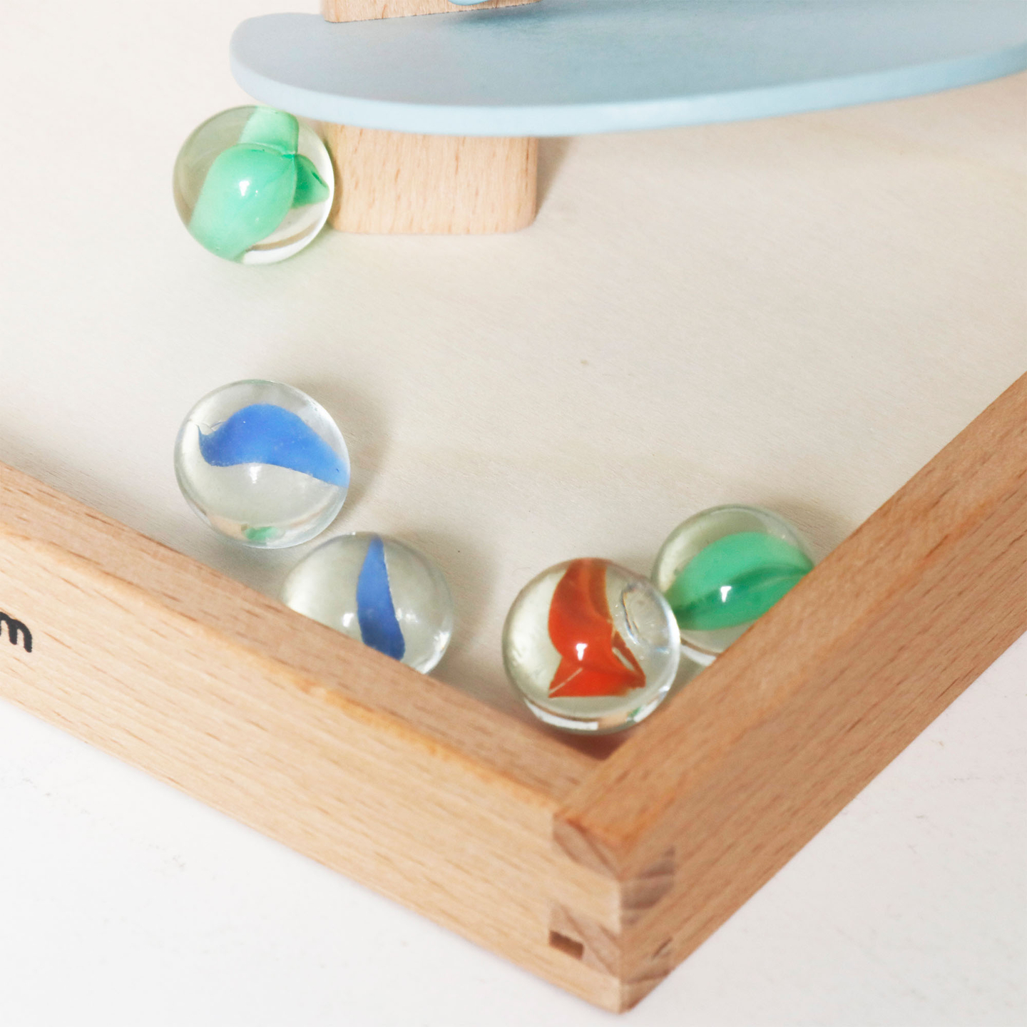 Puinen kulodromi - äänipuu pallojen kanssa