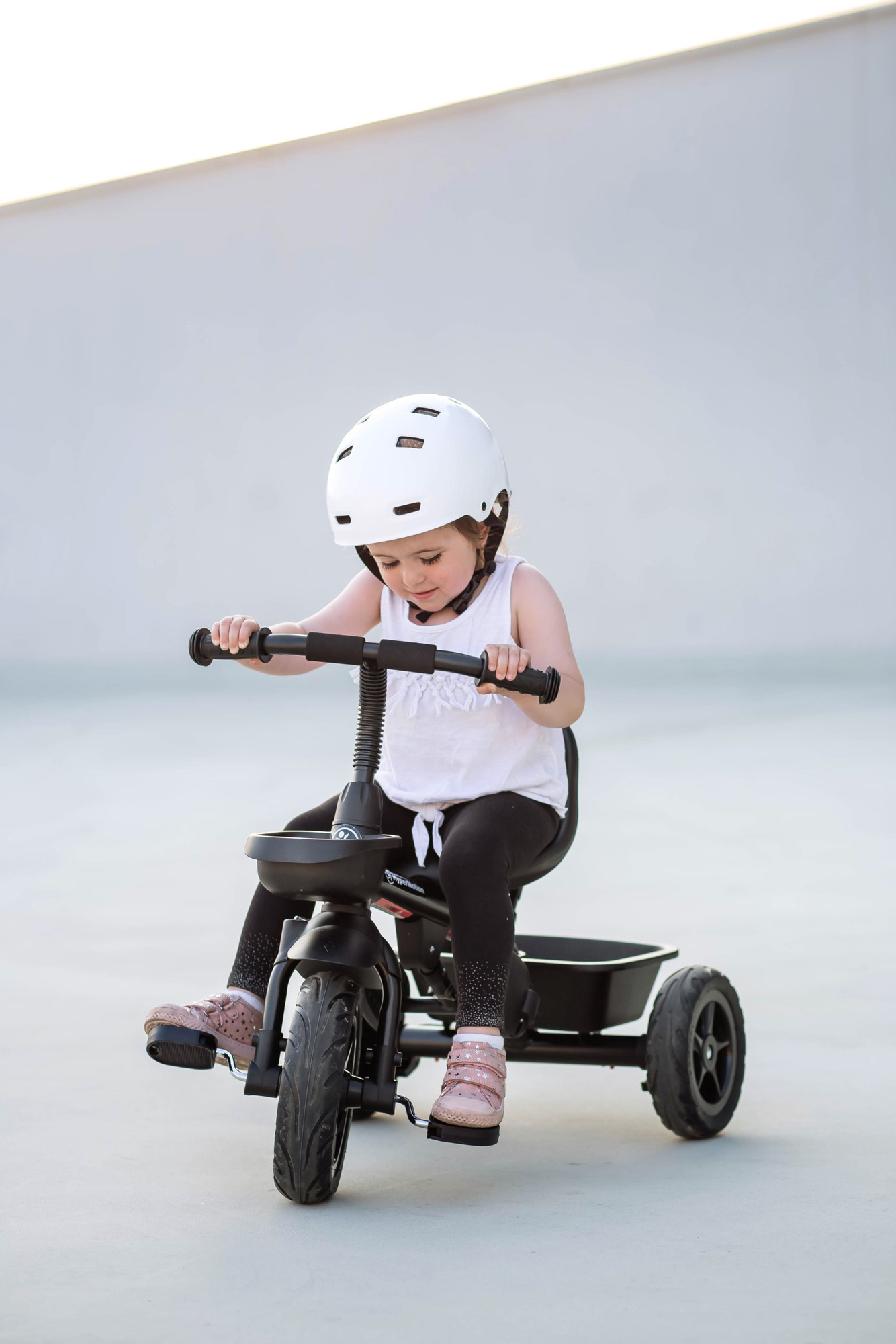 HyperMotion TOBI VECTOR kolmipyörä - ikuiset puhallettavat pyörät + työntötanko. Väri: musta.