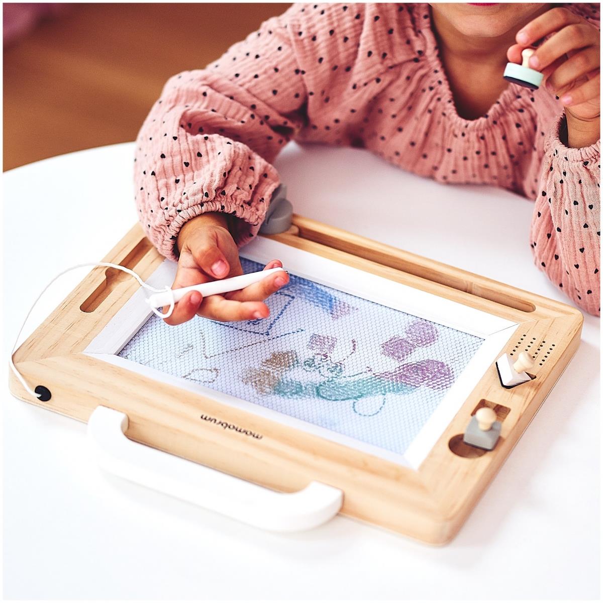 Puinen leikekirja, jossa leimat - piirustuslauta