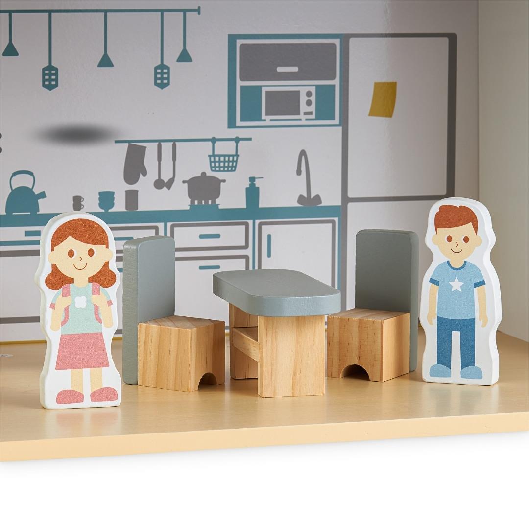 Valkoinen puinen nukkekoti terassilla ja tarvikkeilla