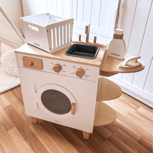 Puinen pyykinpesukone, jossa on silitysrauta, kori ja pesunestettä