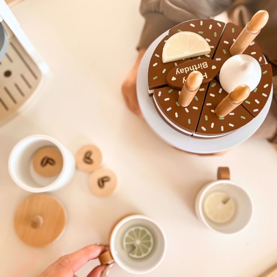 Puinen syntymäpäiväkakku leikattavaksi