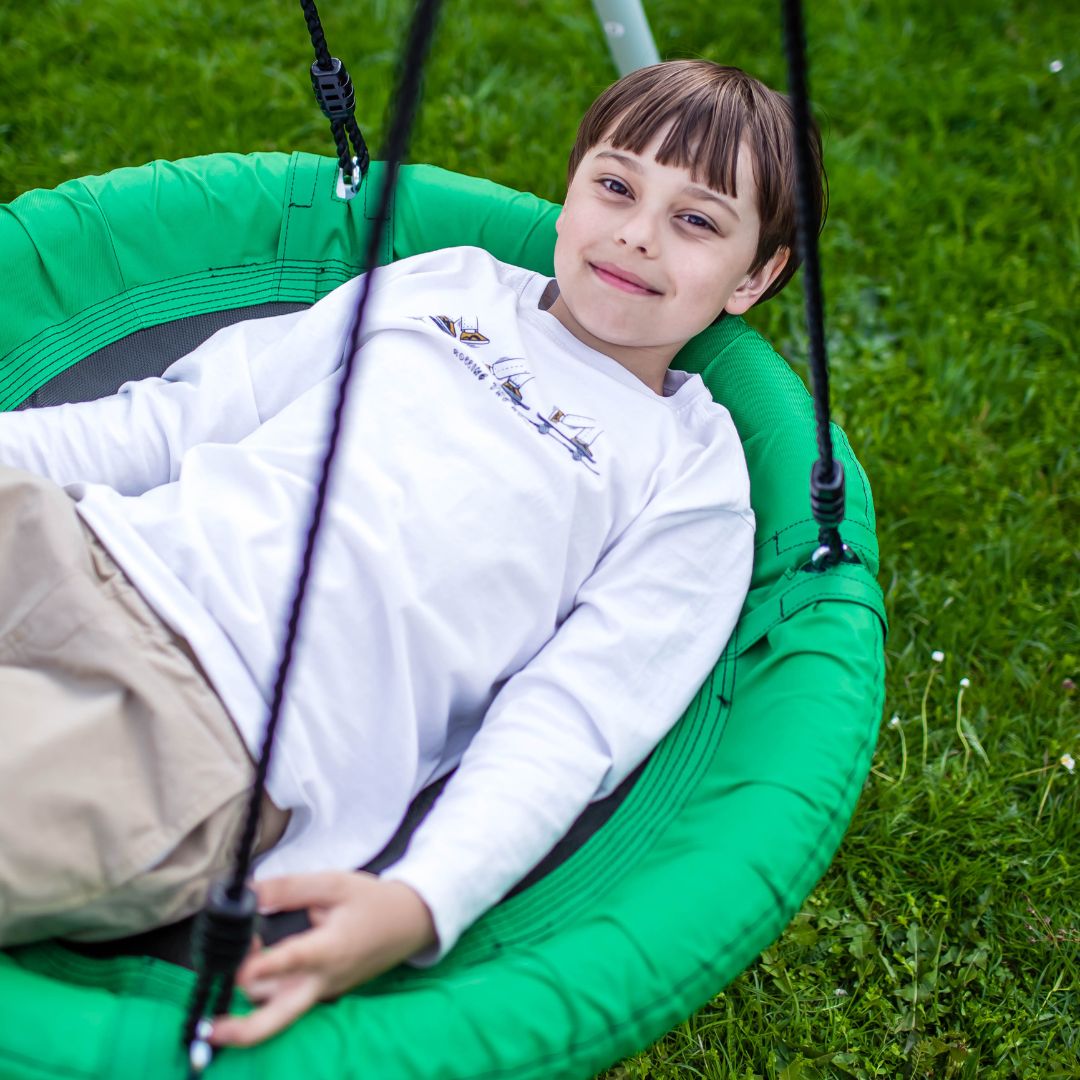 Kaksinkertainen puutarhakeinu rungolla ja köysillä - istuin ja haikarapesä