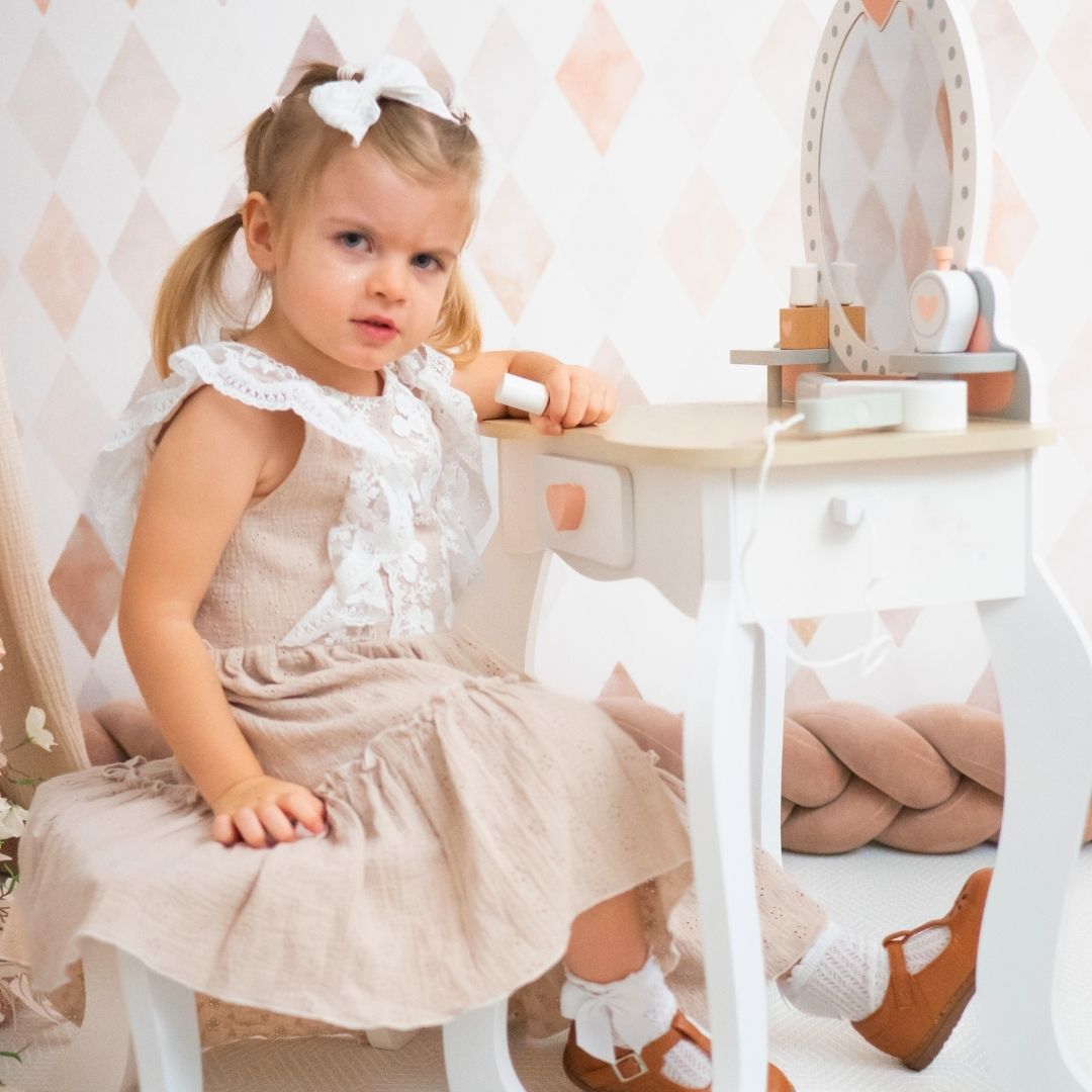 Puinen pukeutumispöytä jakkaralla ja lisävarusteilla