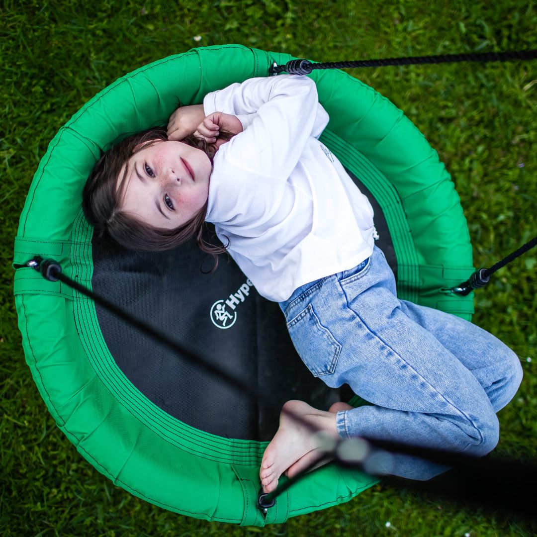 Kaksinkertainen puutarhakeinu rungolla ja köysillä - istuin ja haikarapesä