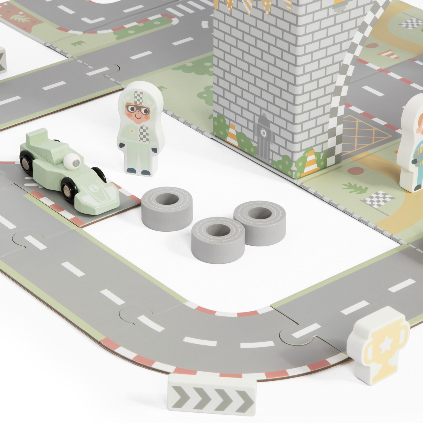 Magneettinen matkalaukku kilparadalla, puisilla ajoneuvoilla ja tietarvikkeilla