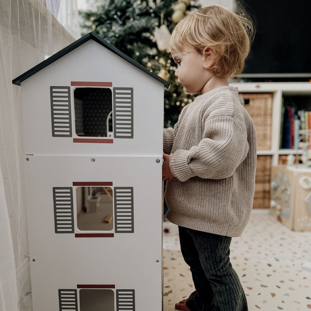 Valkoinen puinen nukkekoti tarvikkeineen 18 kpl.