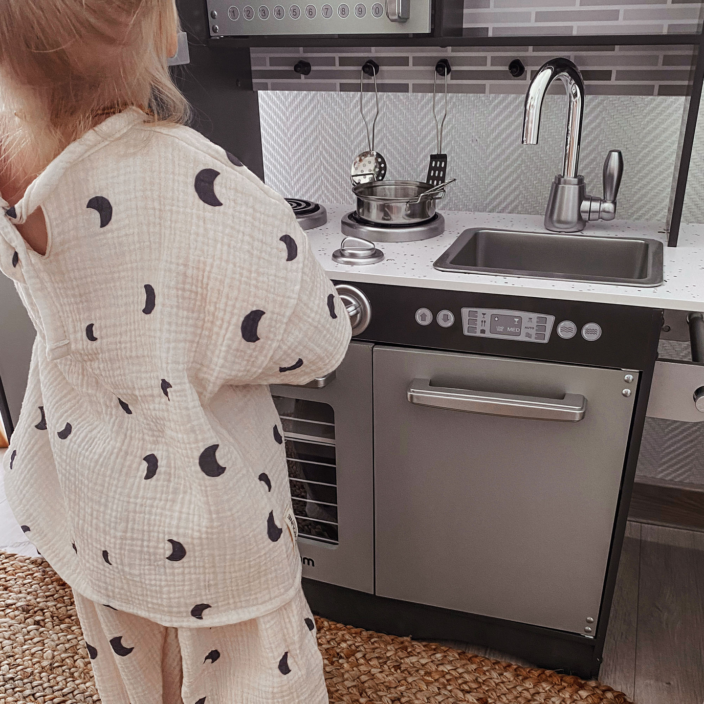 XXL puinen keittiö LED-valaistuksella, esiliina ja lisävarusteet