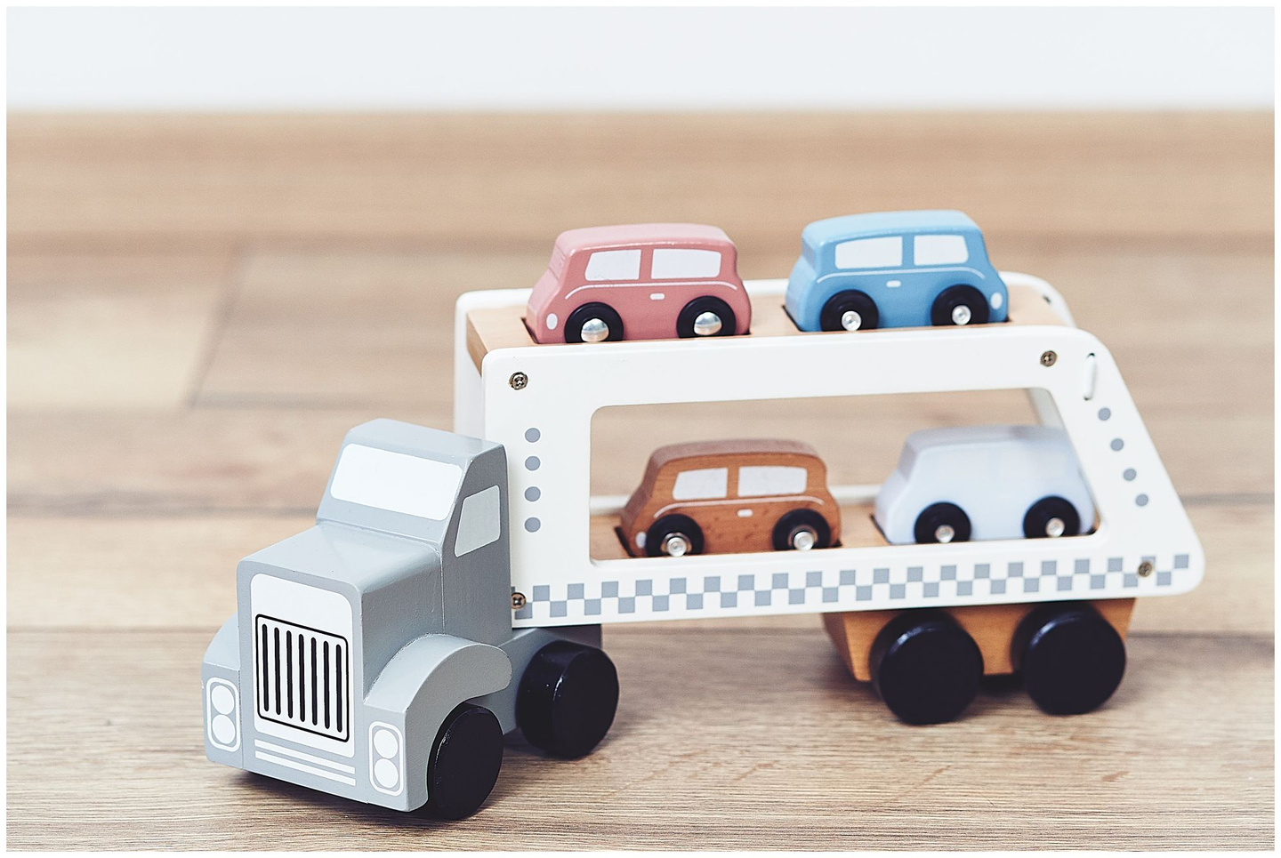 Puinen kuorma-auton perävaunu, jossa on 4 autoa