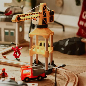 Puinen rautatie, akkujuna - Kaupunki: raiteet, autot, silta, lentokenttä