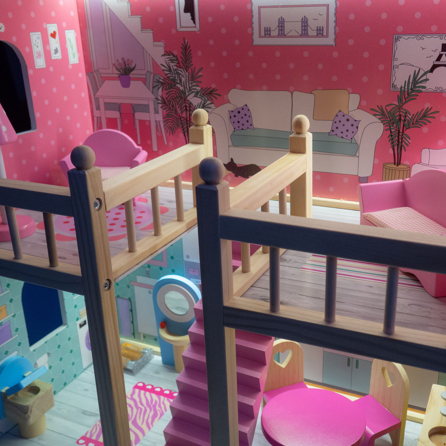 Suuri puinen 3-kerroksinen nukkekoti, jossa on terassi, kalustesarja ja LED-valaistus!