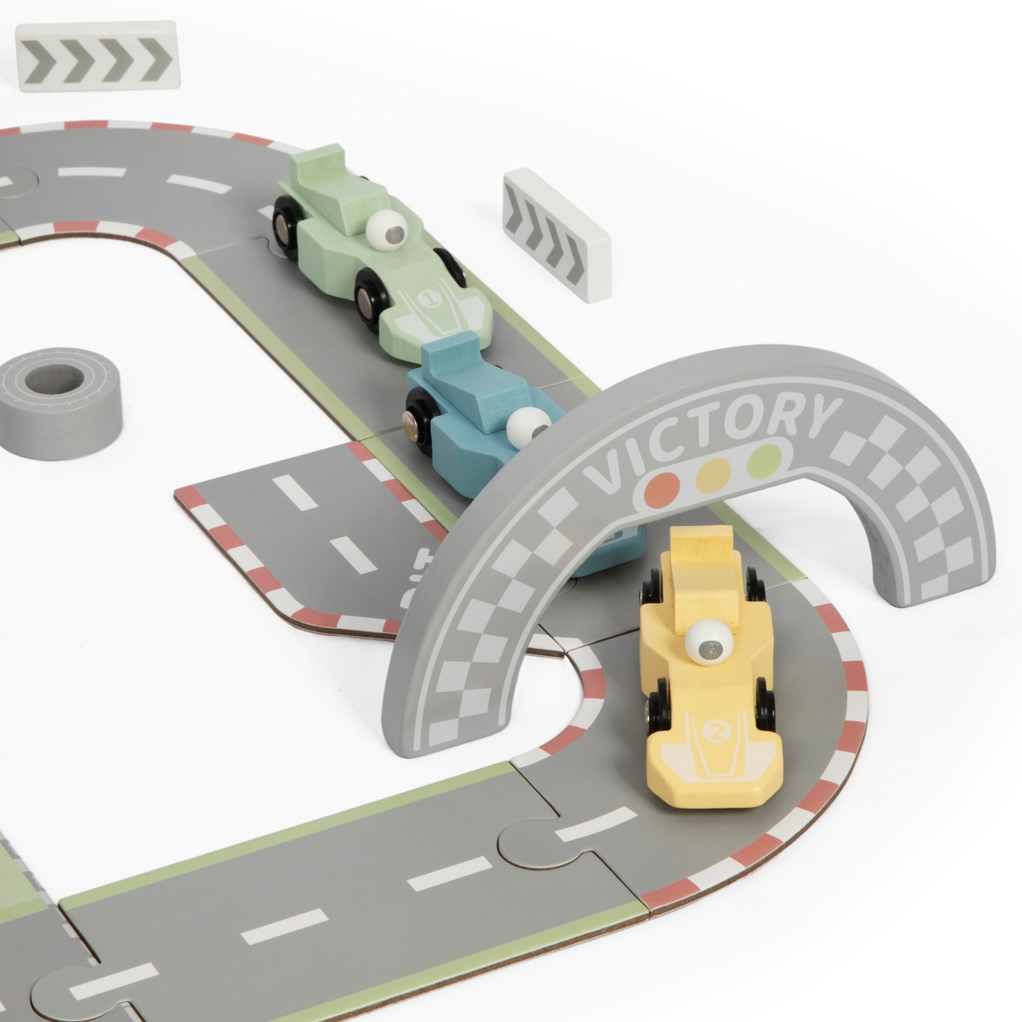 Magneettinen matkalaukku kilparadalla, puisilla ajoneuvoilla ja tietarvikkeilla