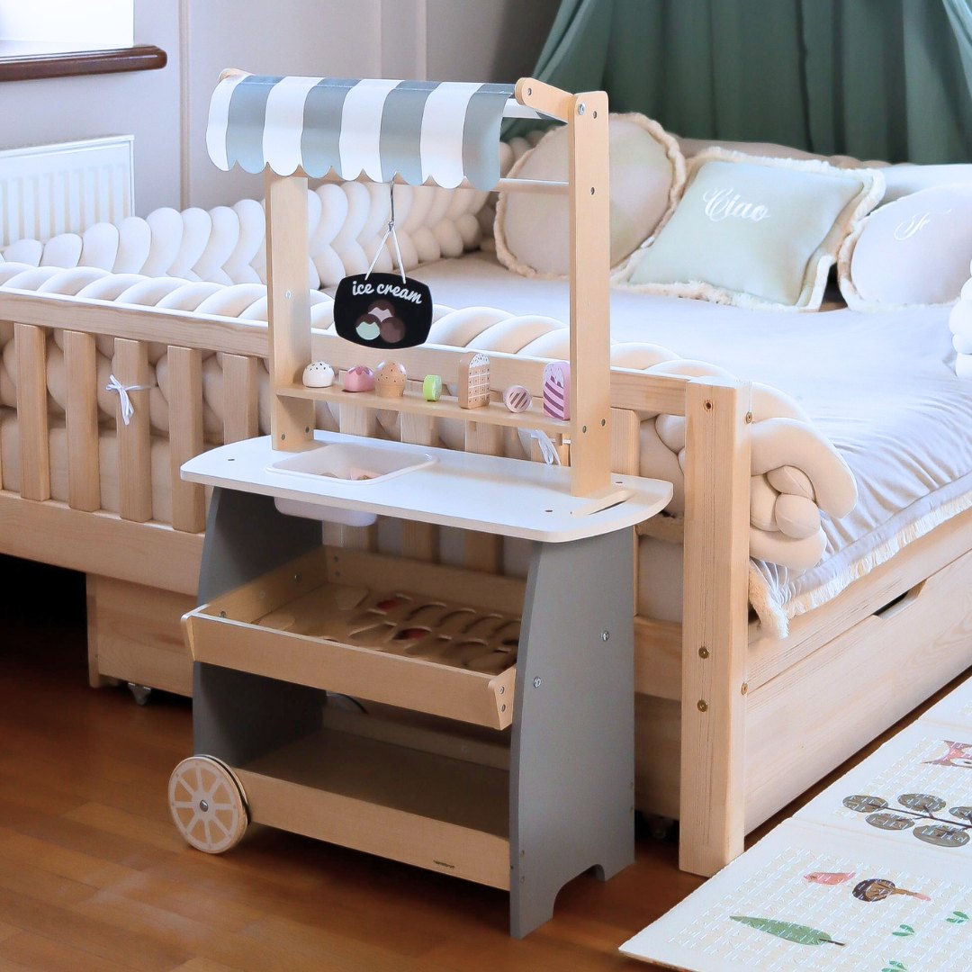 Puinen jäätelöbaari pyörillä - jäätelövaunu - jäätelövaunu