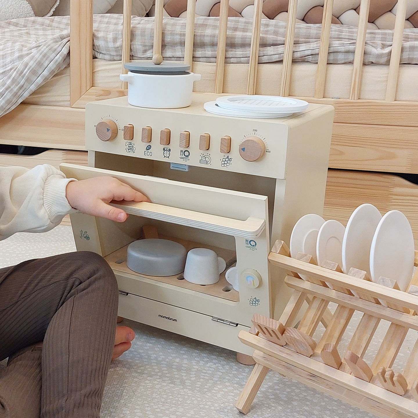 Puinen astianpesukone tarvikkeineen