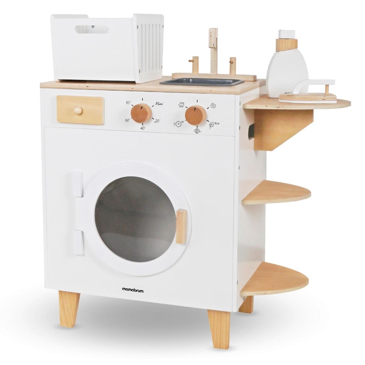 Puinen pyykinpesukone, jossa on silitysrauta, kori ja pesunestettä