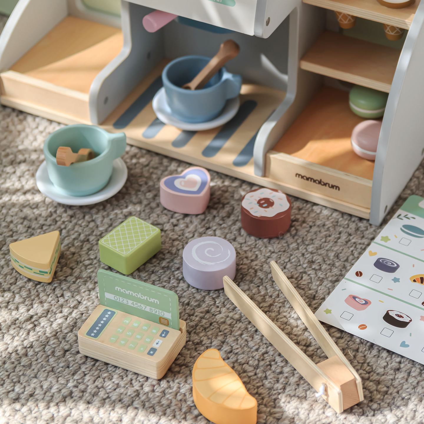 Suuri puinen jäätelöbaari, jossa on magneettitaulu, kahvinkeitin sekä jäätelö- ja jälkiruokasetti - yli 70 palaa!