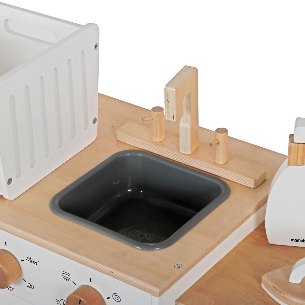 Puinen pyykinpesukone, jossa on silitysrauta, kori ja pesunestettä