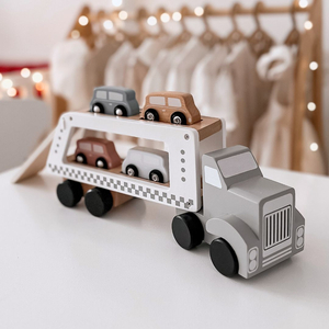 Puinen kuorma-auton perävaunu, jossa on 4 autoa