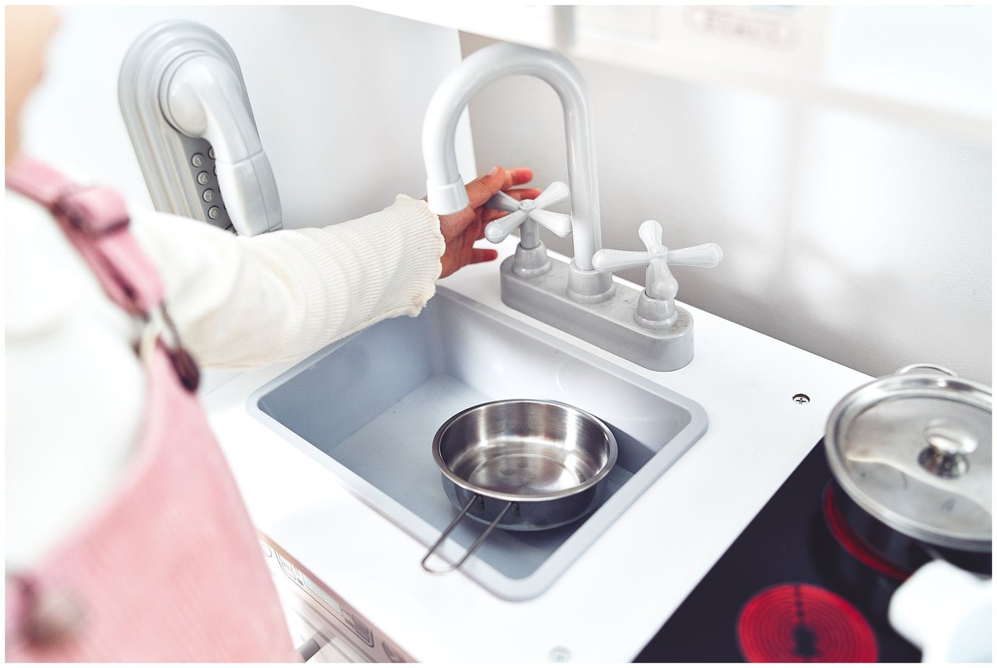 Suuret puiset valkoiset keittiötarvikkeet ja esiliina