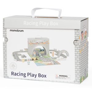 Magneettinen matkalaukku kilparadalla, puisilla ajoneuvoilla ja tietarvikkeilla