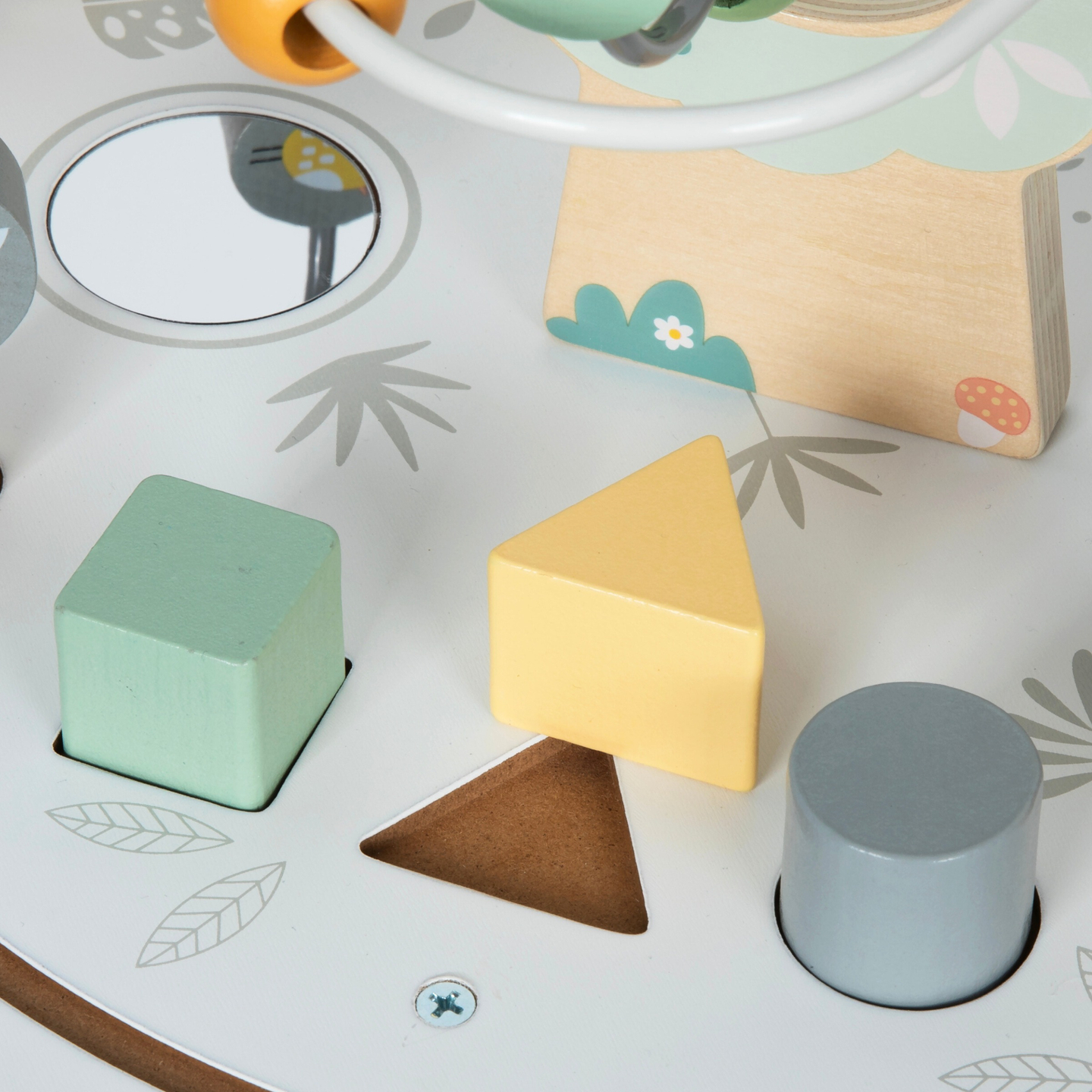 Puinen pyöreä opetuspöytä magneettijunalla ja helmenheittimellä