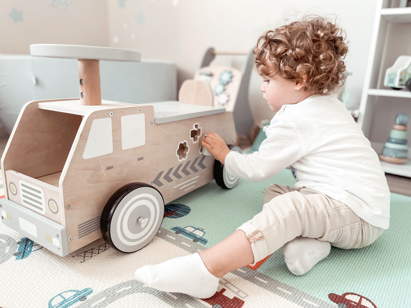 Puinen polkupyörä, auto, auto ja palikat