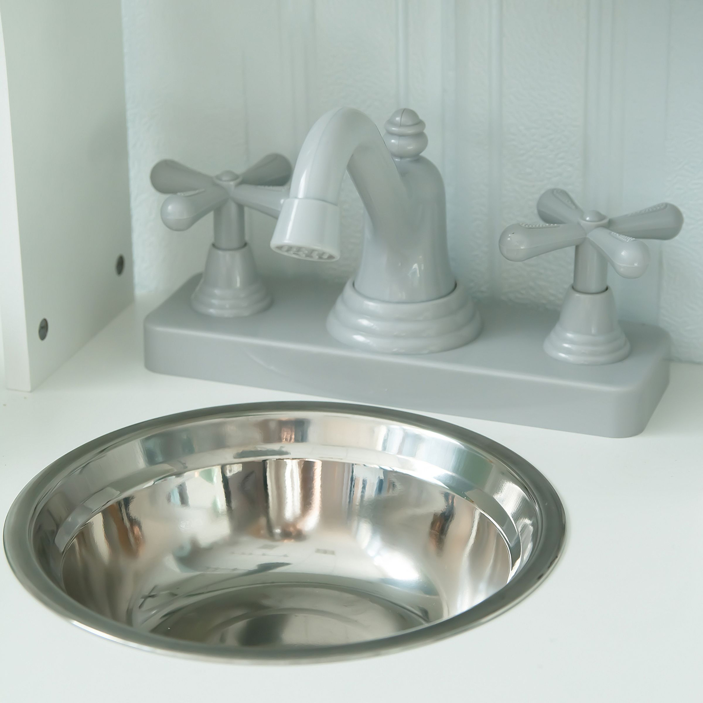 Puinen lasten keittiö, jossa on mikroaaltouuni