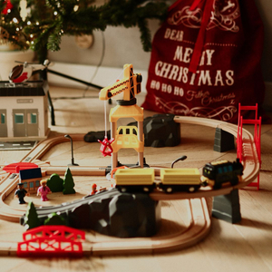 Puinen rautatie, akkujuna - Kaupunki: raiteet, autot, silta, lentokenttä