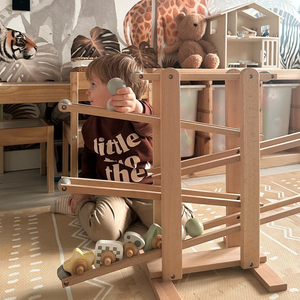 Suuri puinen umpikuja - liukumäki, jossa on pyöriviä elementtejä