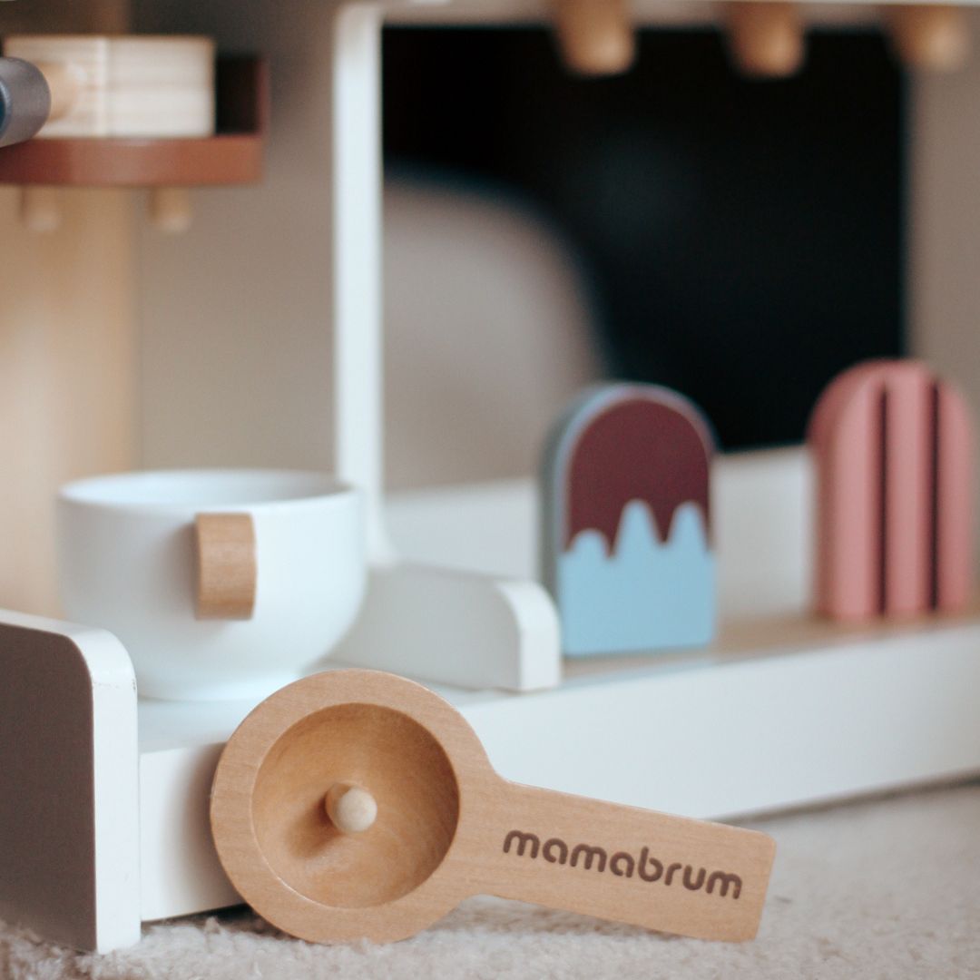 Puinen jäätelöbaari kahvinkeittimellä - kahvila tarvikkeineen