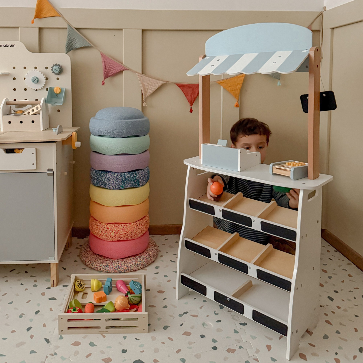 Vihanneskauppa - puinen koju, jossa on laatikoita, kassakone ja terminaali