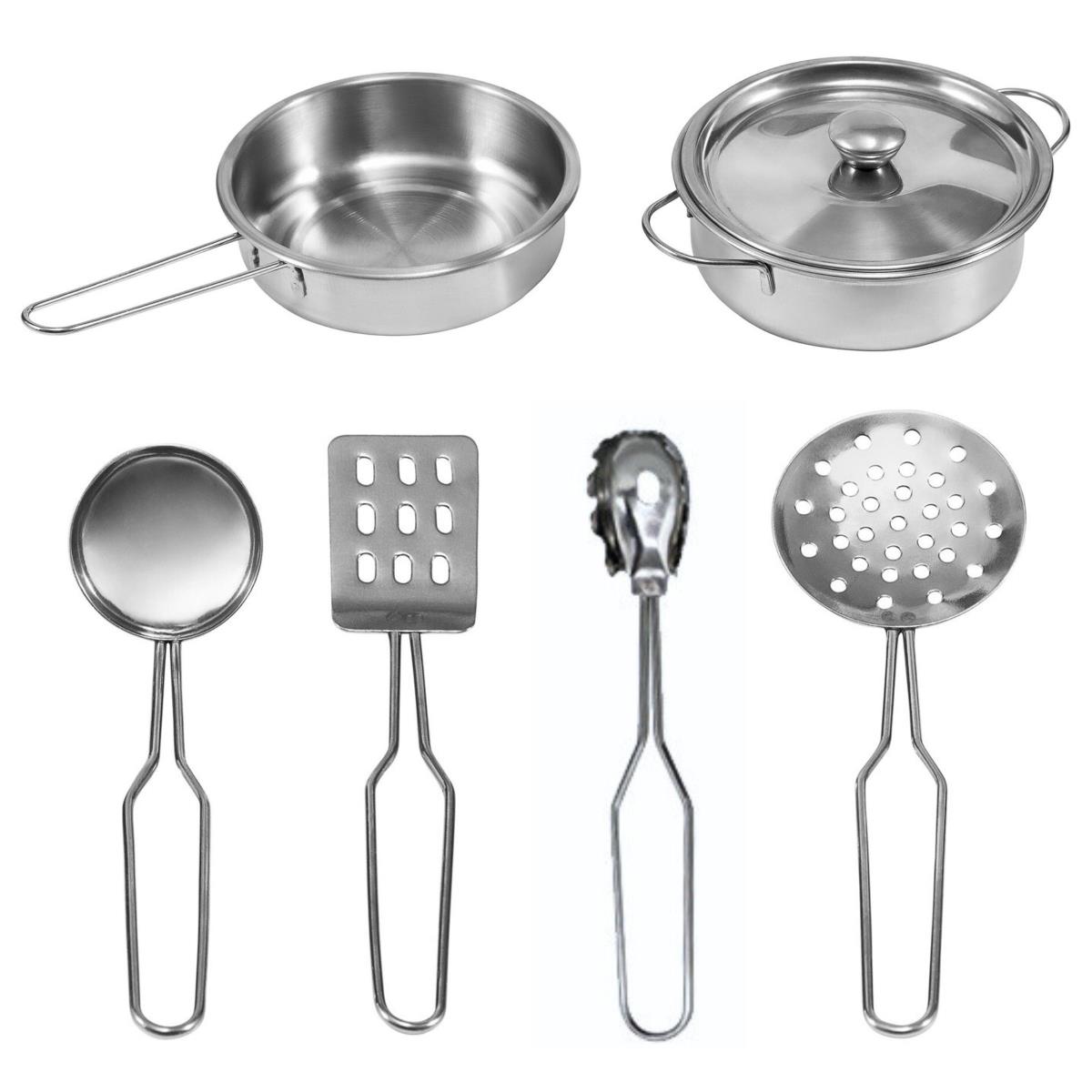 Puinen valkoinen keittiö tarvikkeineen ja esiliina