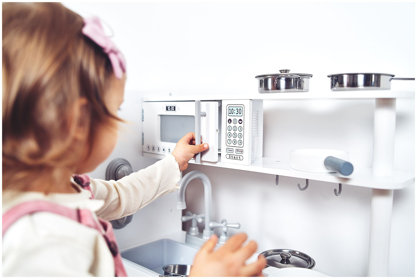 Suuret puiset valkoiset keittiötarvikkeet ja esiliina