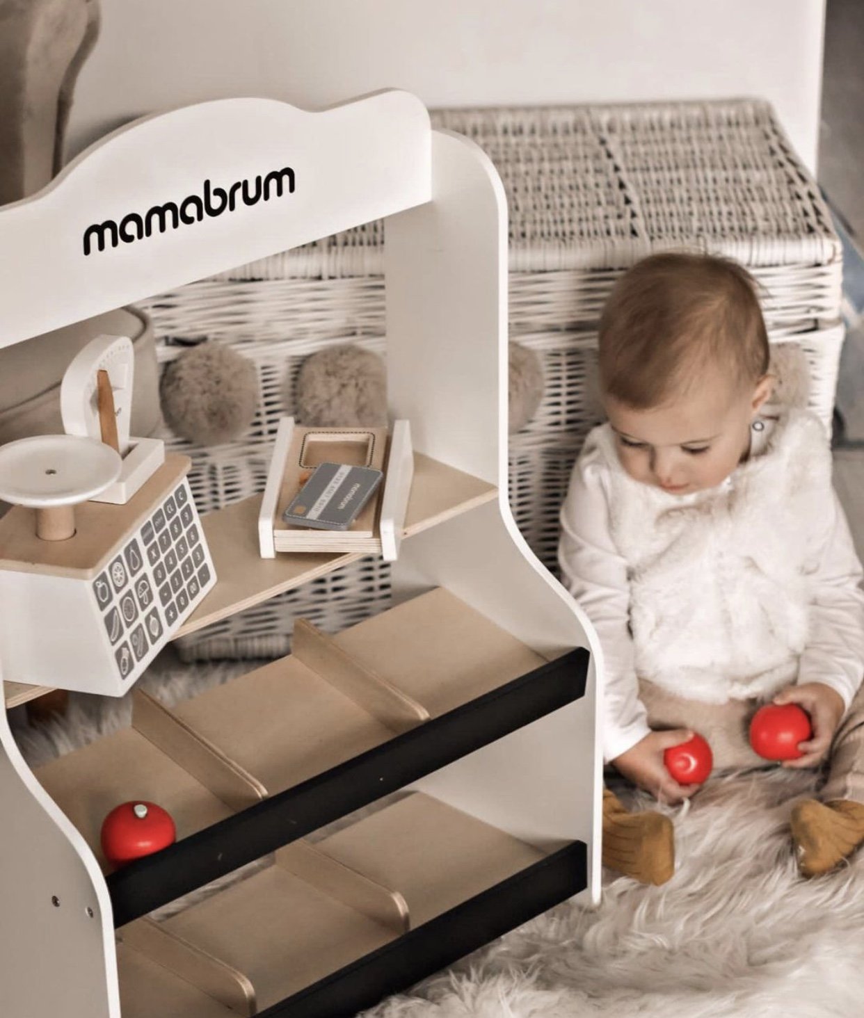 Minimarketti - kauppa, jossa on vaaka, terminaali, maksukortti ja hedelmiä