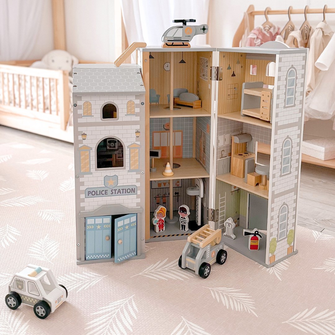 Suuri kokoontaitettava paloasema ja poliisiasema - puinen setti. Paloasema ja poliisiasema tarvikkeineen.